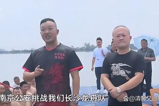 女友怎么办？太阳报：本泽马与前妻一起晒日光浴，在海中相拥